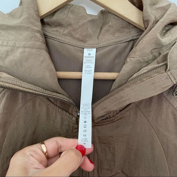 LuluLemon Seek Vistas Brown 1/2 Zip Nylon Hoodie Pullover Jacket in XS/S - Picture 8 of 11